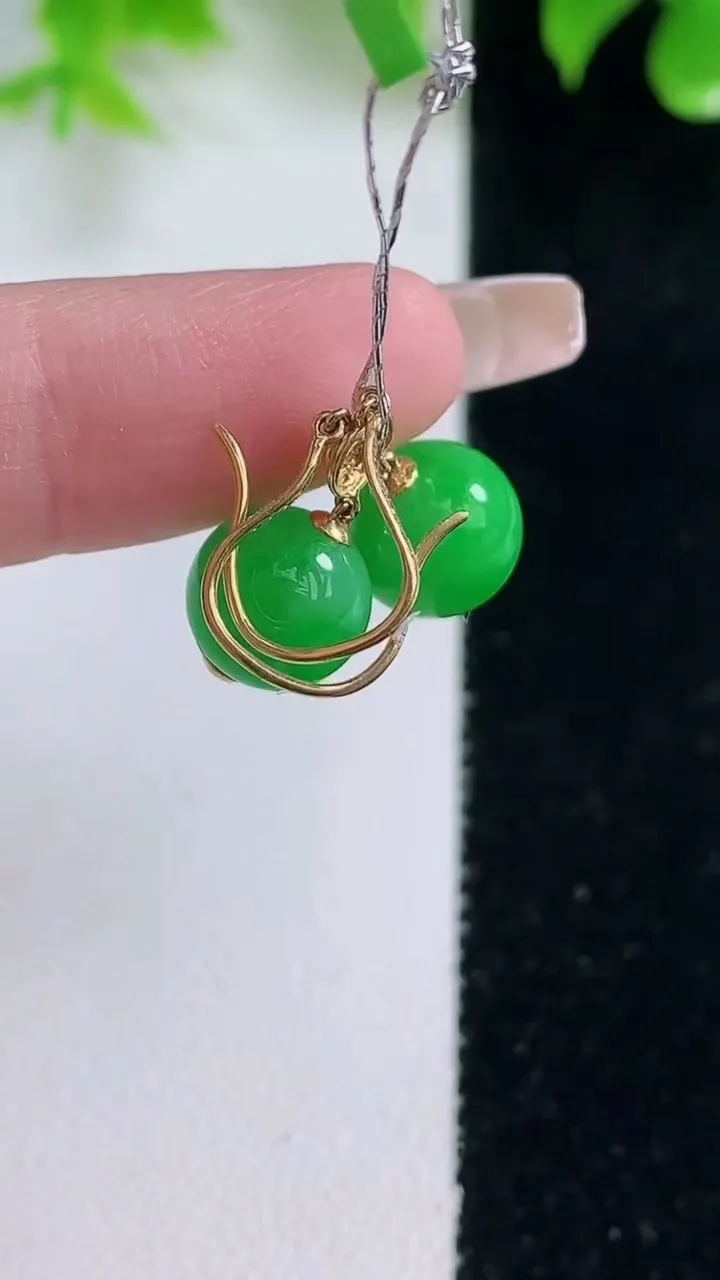 天然A货翡翠圆珠耳坠，尺寸9，重量:3.79g1月18日
工厂直销收藏佳品,种好水足，色泽均匀，有种有色，上手高大气！