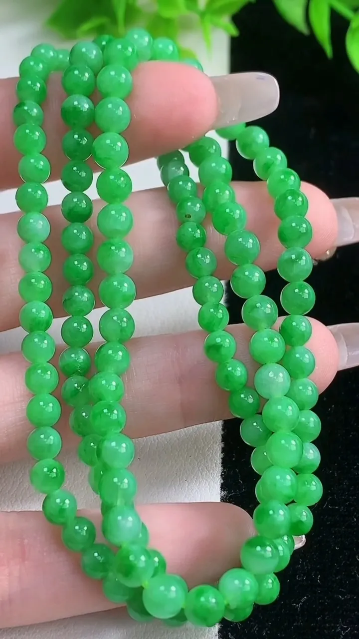 天然A货翡翠圆珠项链，尺寸5.2-124颗，重量:26.67g1月18日
工厂直销收藏佳品,种好水足，色泽均匀，有种有色，上手高大气！