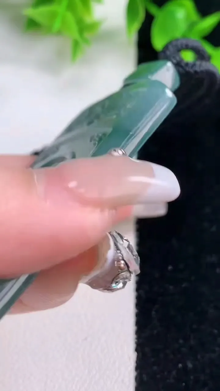 天然A货翡翠种飘花仿古无事牌吊坠，尺寸63-37.3-5，重量:40.98g
1月18日