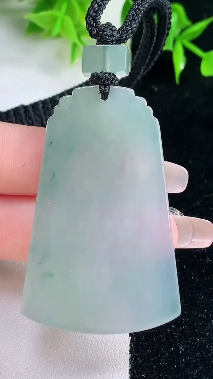 天然A货翡翠种飘花仿古无事牌吊坠，尺寸52.8-33.8-4，重量:24.57g
1月18日