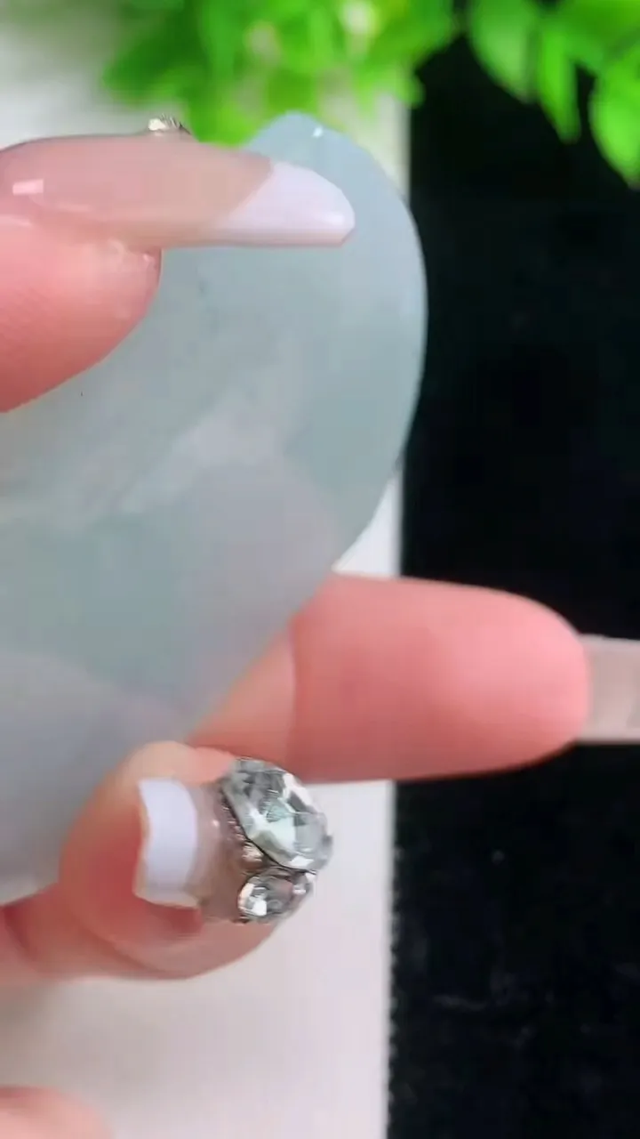 天然A货翡翠冰种飘花文殊菩萨吊坠，尺寸55-44.3-5，重量:27.50g
1月18日