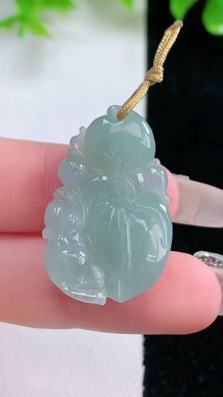 天然A货翡翠寿桃吊坠，尺寸30.7-20-6.6，重量:6.22g
1月18日