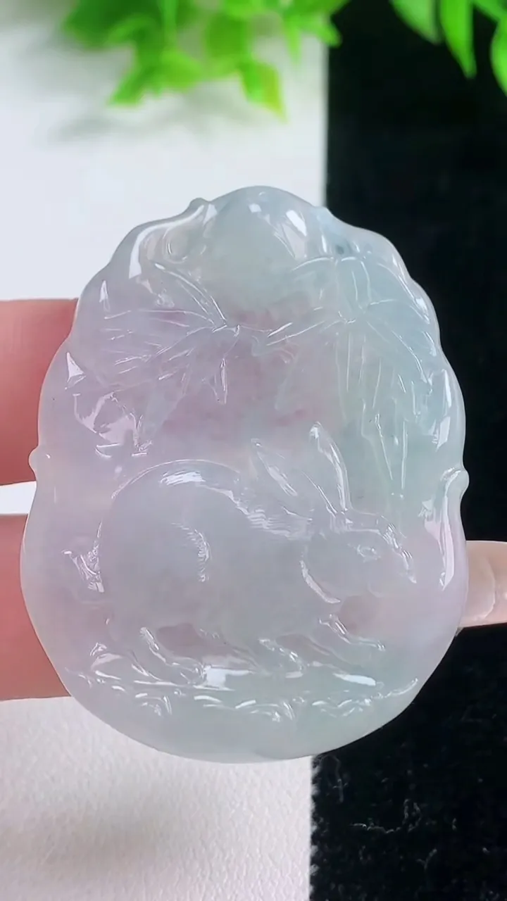 天然A货翡翠生肖兔吊坠，尺寸48-36.5-4.8，重量:18.60g
1月18日