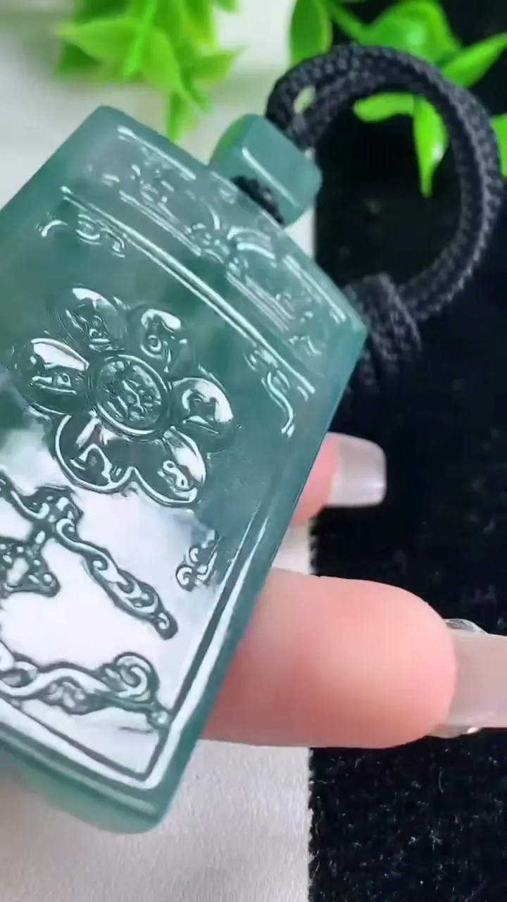 天然A货翡翠种飘花仿古无事牌吊坠，尺寸63-37.3-5，重量:40.98g
1月18日