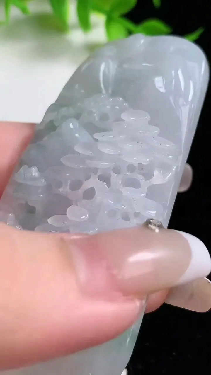 天然A货翡翠牌吊坠，尺寸70-31-10，重:47.05g
1月18日