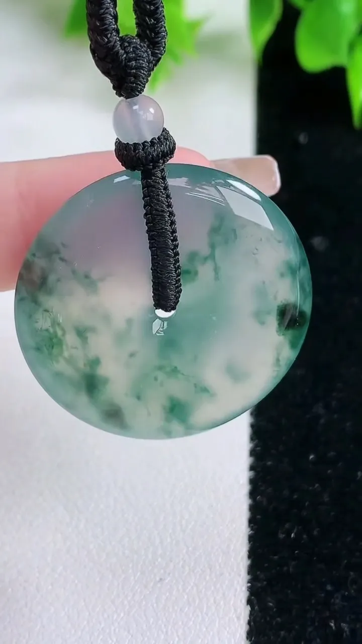 天然A货翡翠种飘花平安扣吊坠，尺寸31.5-5.9，重量:15.08g
1月18日