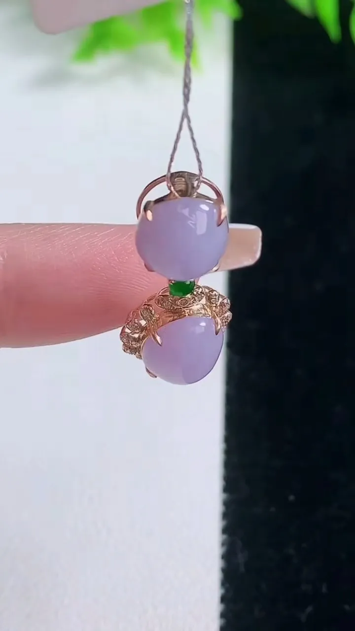 天然A货翡翠18K金紫罗兰蛋面吊坠，尺寸26.5-11-7.7，裸石9-8.2重量:2.34g
1月18日