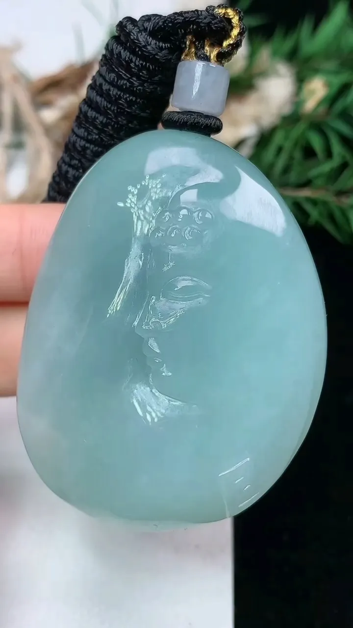 天然A货翡翠佛头吊坠，尺寸50.3-38.9-13，重量:52.69g
1月18日