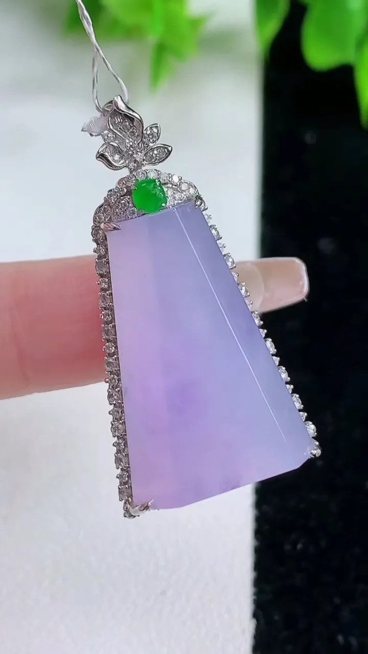 天然A货翡翠种紫罗兰无事牌吊坠，尺寸37-19.7-10.7，裸石25.7-18.6重量:10.49