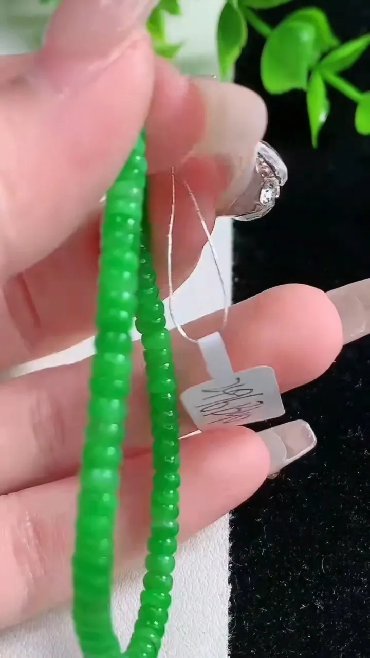 天然A货翡翠算盘珠手串，尺寸3.7-1.8，重量:6.42g1月18日
工厂直销收藏佳品,种好水足，色泽均匀，有种有色，上手高大气！