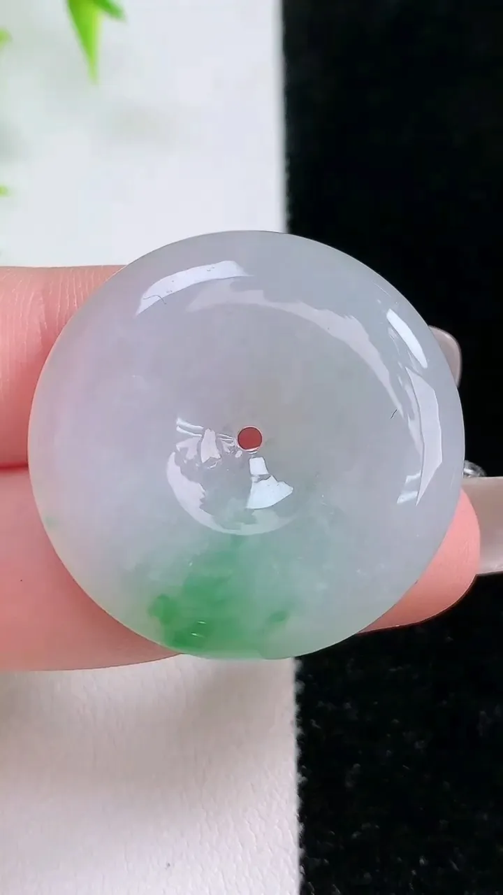 天然A货翡翠平安扣吊坠，尺寸31-5.8，重:11.49g
1月18日