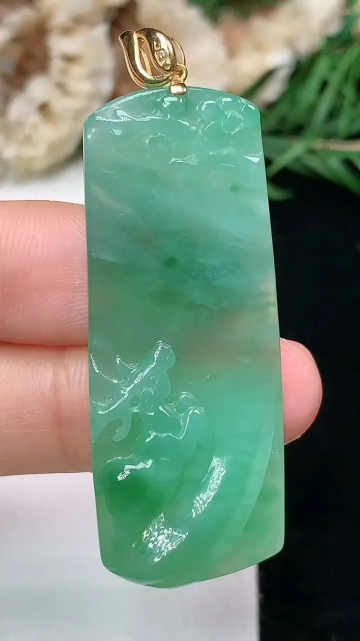 天然A货翡翠梅花鹿吊坠，尺寸44.5-17.4-5.7，重量:8.31g
1月18日