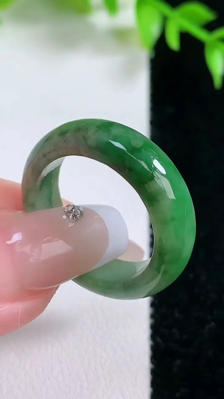 天然A货翡翠指环戒指，尺寸19-6.7-4，重:5.30g2026年1月18日
工厂直销收藏佳品,种好水足，色泽均匀，有种有色，上手高大气！