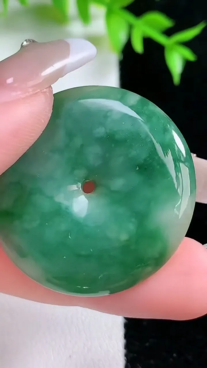 天然A货翡翠平安扣吊坠，尺寸34.2-5，重:14.00g
1月18日