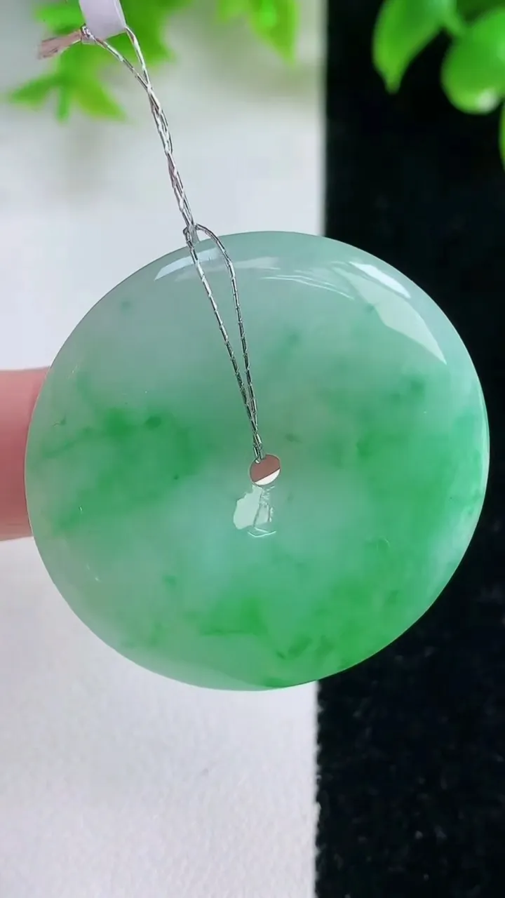 天然A货翡翠平安扣吊坠，尺寸35.5-5.6，重量:15.33g
1月18日