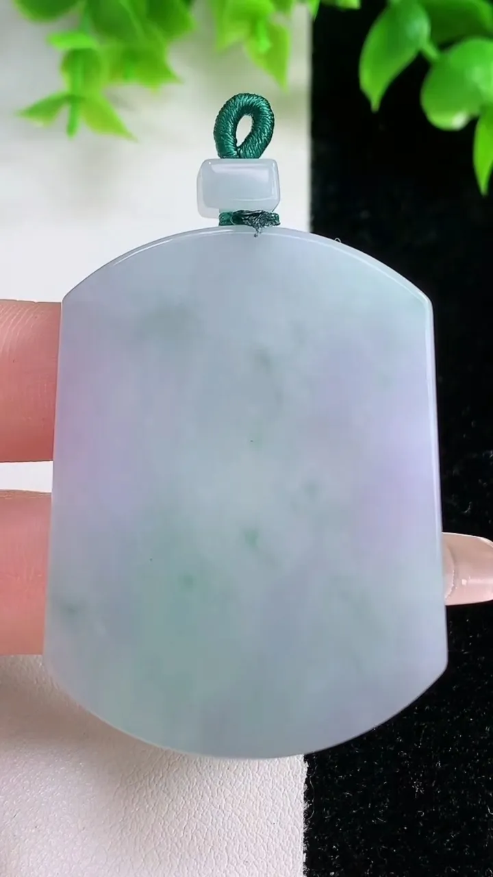 天然A货翡翠春带彩紫罗兰无事牌吊坠，尺寸49-36.8-5.3，重量:29.96g
1月18日