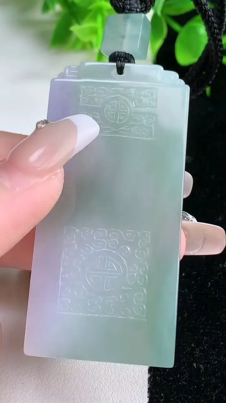 天然A货翡翠紫罗兰仿古无事牌吊坠 ，尺寸62.4-29.8-5.7，重量:41.18g
1月18日