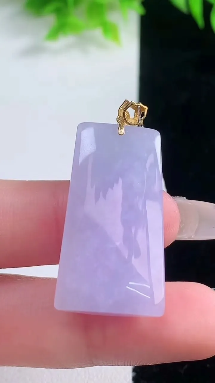 天然A货翡翠18K金紫罗兰无事牌吊坠，尺寸32.9-17.8-7，重量:9.59g
1月18日