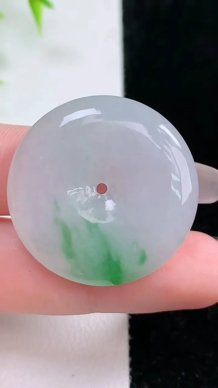 天然A货翡翠平安扣吊坠，尺寸31-5.8，重:11.49g
1月18日