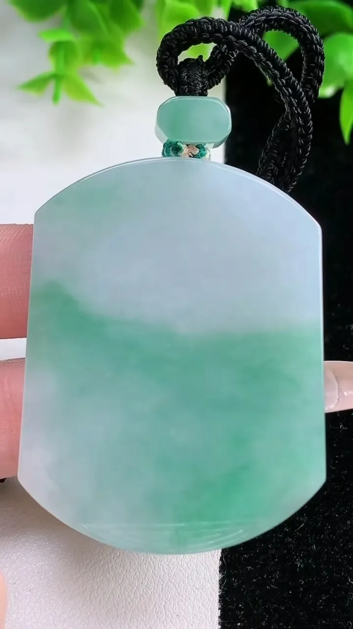 天然A货翡翠无事牌吊坠，尺寸51.8-40-5.4，重量:38.79g
1月18日