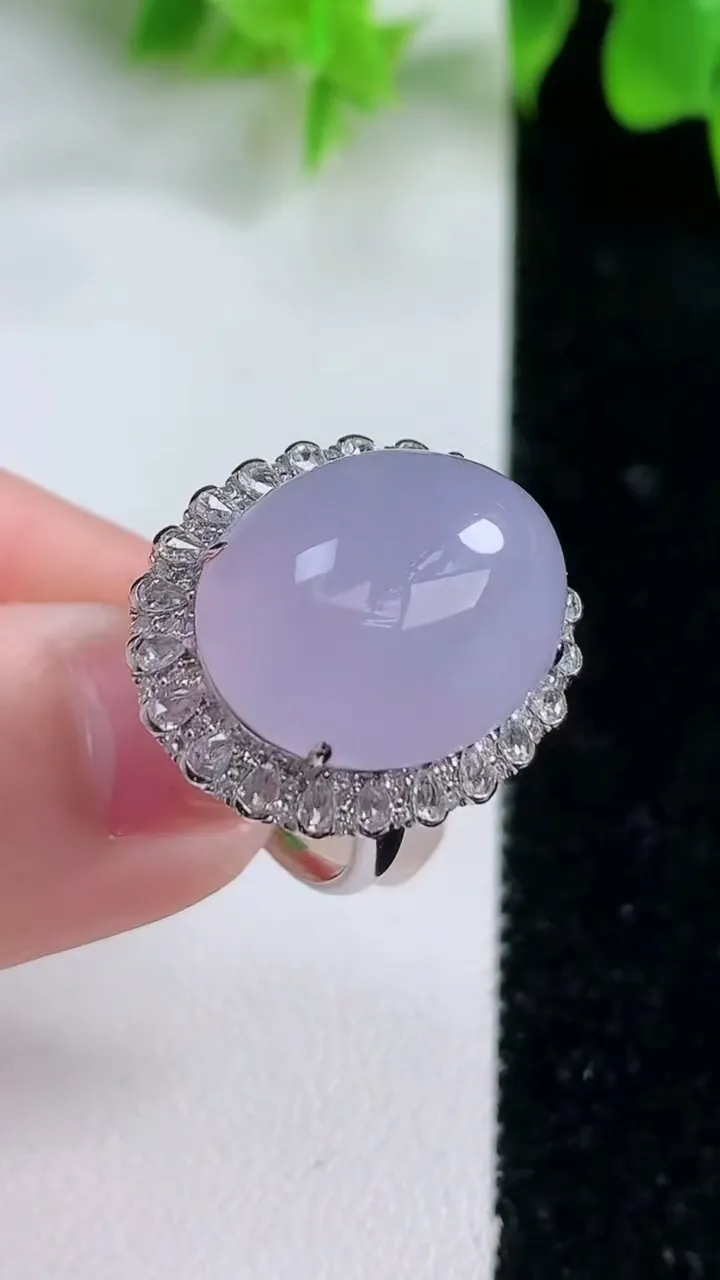 天然A货翡翠18K金紫罗兰蛋面戒指，尺寸17-18.3-14.4-13.5，重量:7.62g2026年1月18日
工厂直销收藏佳品,种好水足，色泽均匀，有种有色，上手高大气！