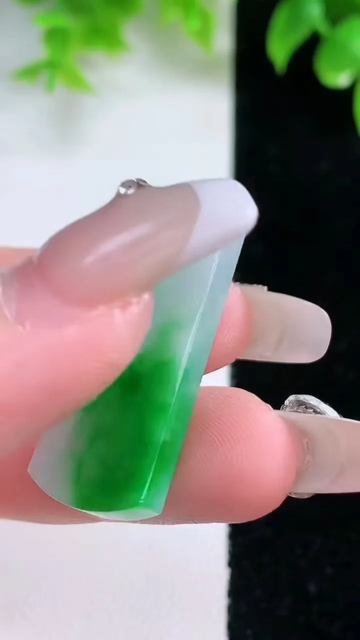 天然A货翡翠无事牌镶嵌件，尺寸33.2-14.6-3.6，重量:5.97g
1月18日