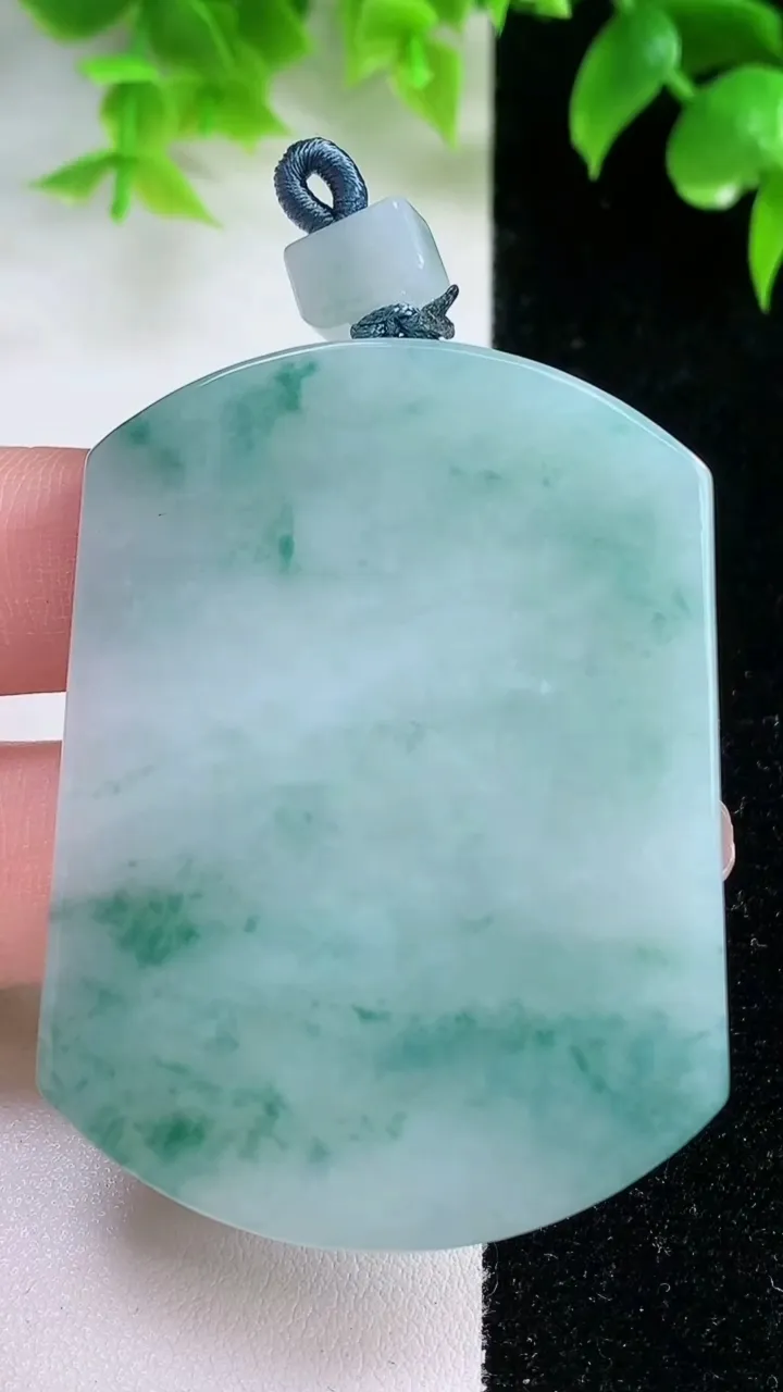 天然A货翡翠冰种飘花无事牌吊坠，尺寸55-41-5.6，重量:39.64g
1月18日