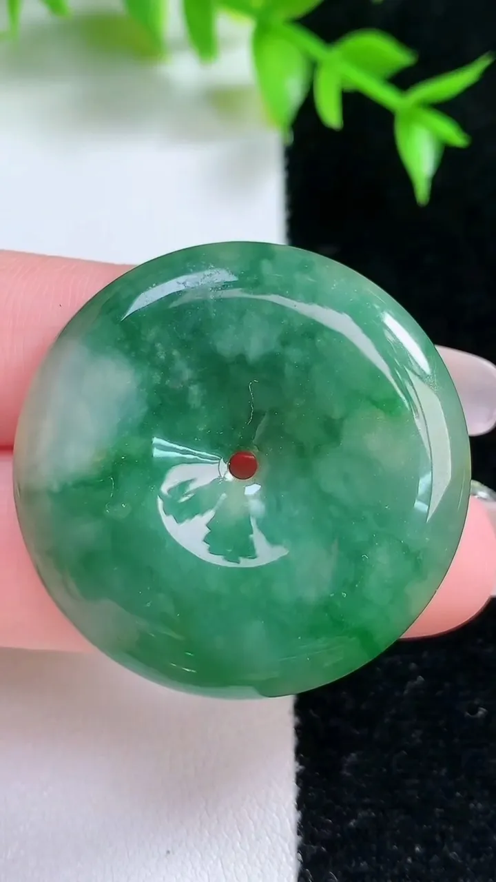 天然A货翡翠平安扣吊坠，尺寸34.2-5，重:14.00g
1月18日