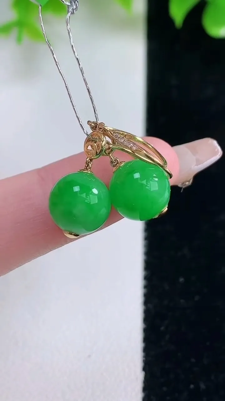 天然A货翡翠圆珠耳坠，尺寸9，重量:3.79g1月18日
工厂直销收藏佳品,种好水足，色泽均匀，有种有色，上手高大气！