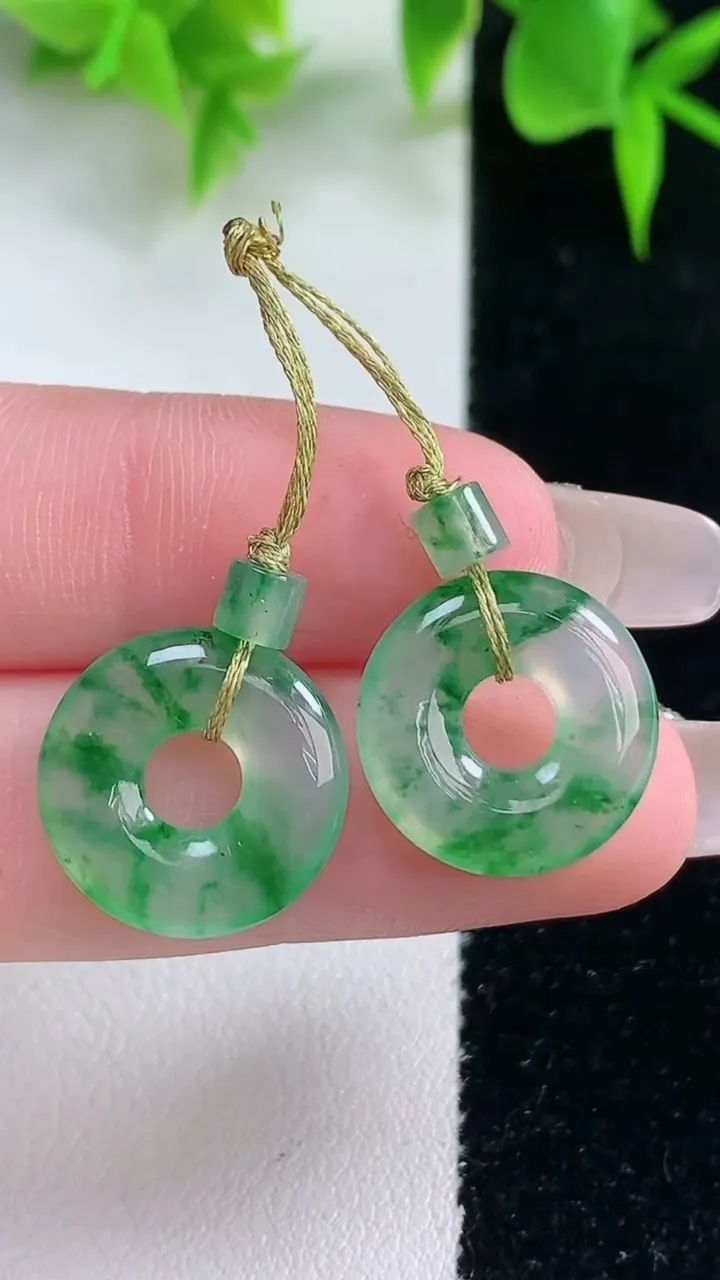 天然A货翡翠冰种飘花平安环吊坠一对，尺寸15.8-3，重量:4.19g
1月18日