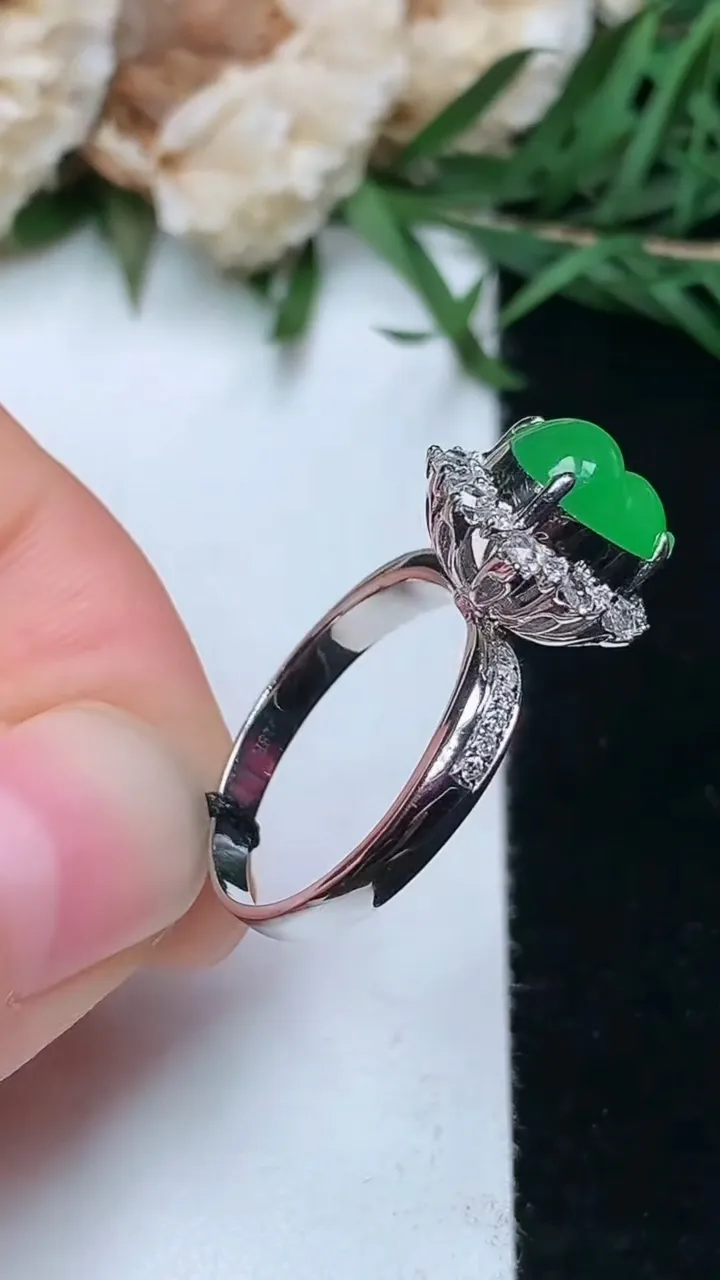 天然A货翡翠葫芦戒指，尺寸17.2-8.4-7，重量:3.39g2026年1月18日
工厂直销收藏佳品,种好水足，色泽均匀，有种有色，上手高大气！