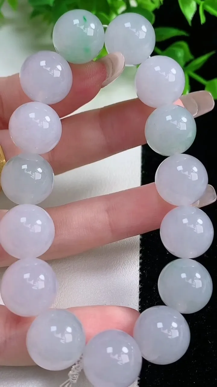 天然A货翡翠圆珠手串，尺寸13.8-15颗，重量40.80g1月18日
工厂直销收藏佳品,种好水足，