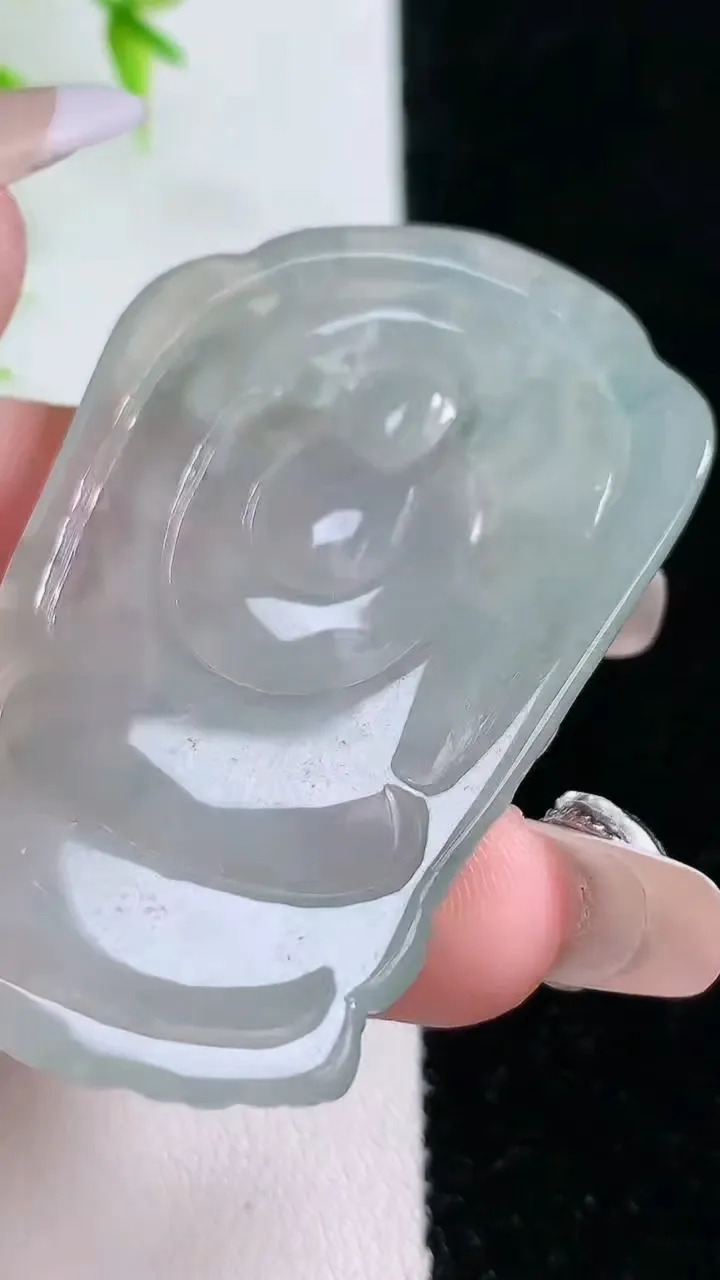 天然A货翡翠千手观音吊坠，尺寸53.5-35-5.3，重:17.71g
1月18日