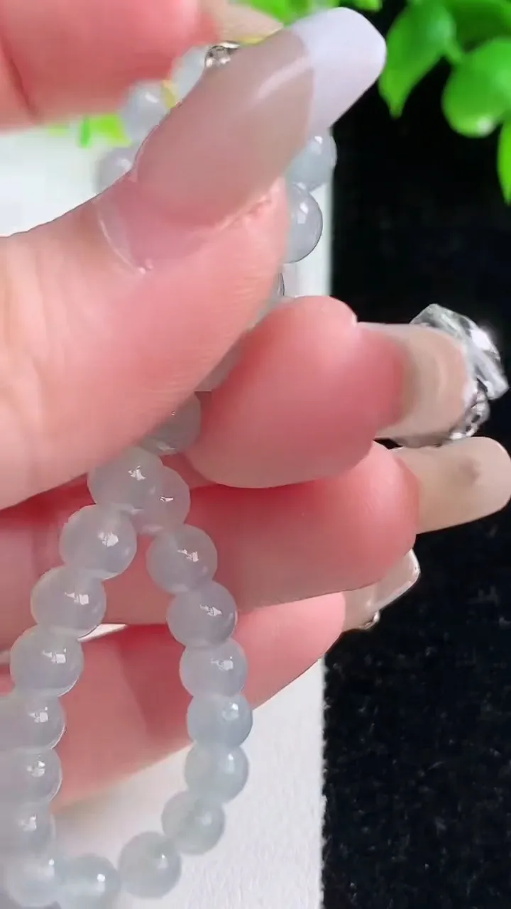 天然A货翡翠种白冰圆珠手串，尺寸6-29颗，重量:11.65g1月18日
工厂直销收藏佳品,种好水足，色泽均匀，有种有色，上手高大气！