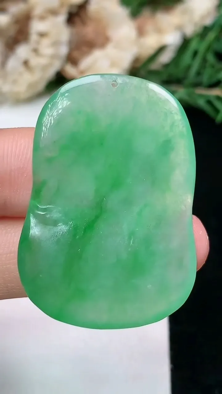 天然A货翡翠荷花吊坠，尺寸36.3-25.6-5，重量:10.05g
1月18日