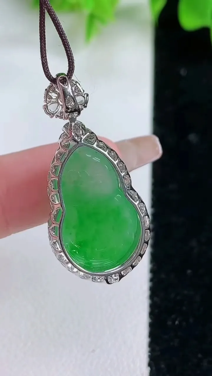 天然A货翡翠葫芦吊坠，尺寸32.7-15.5-10，裸石21-13.3重量:4.37g
1月18日