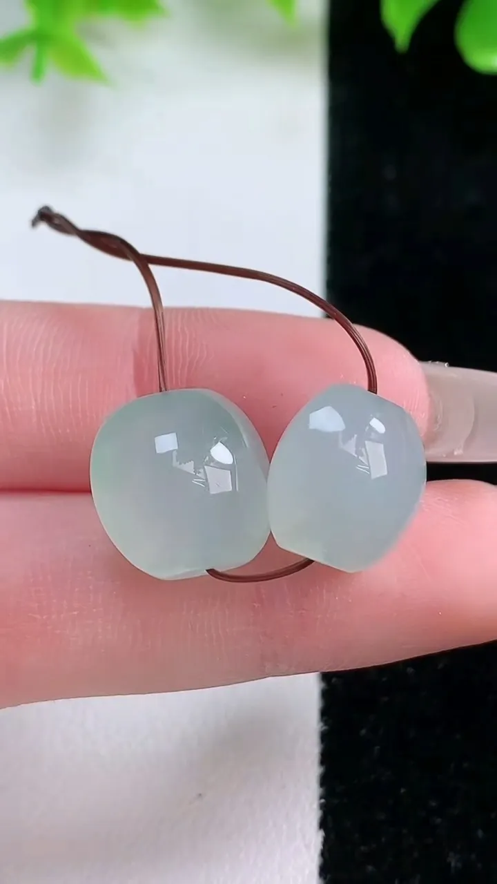 天然A货翡翠路路通吊坠一对，尺寸13-13.6-10，重量:6.94g
1月18日