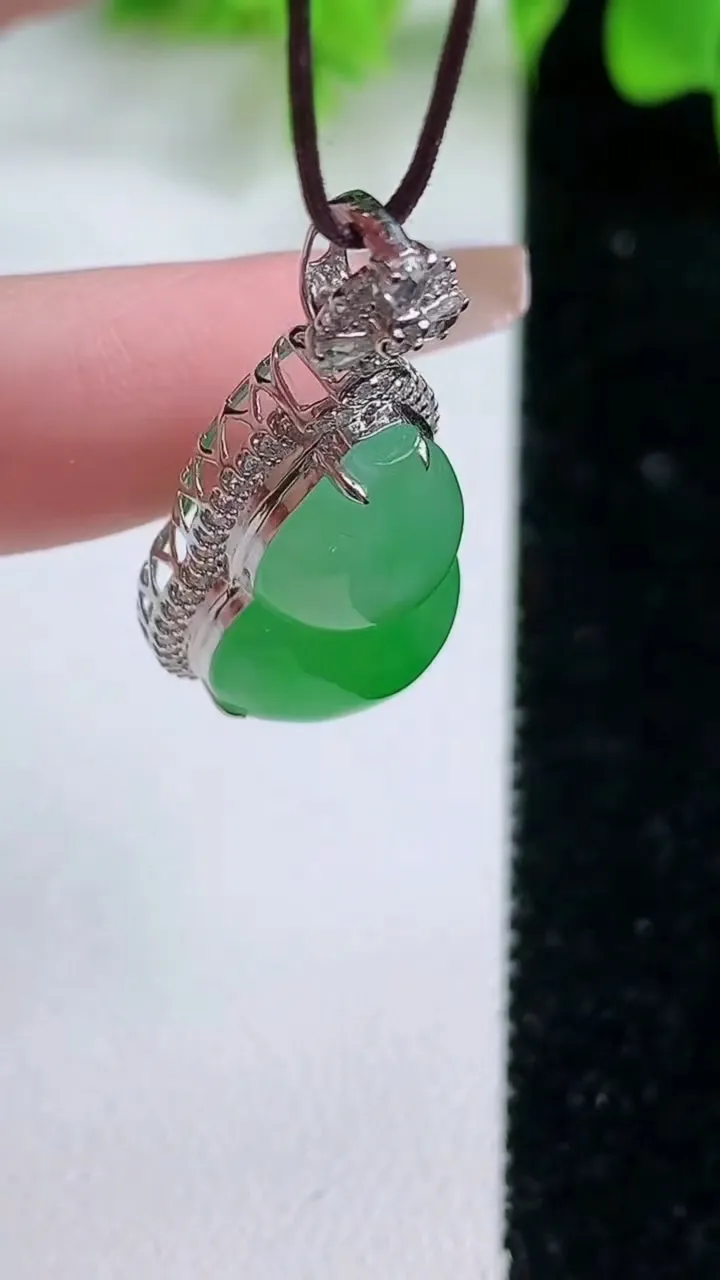 天然A货翡翠葫芦吊坠，尺寸32.7-15.5-10，裸石21-13.3重量:4.37g
1月18日