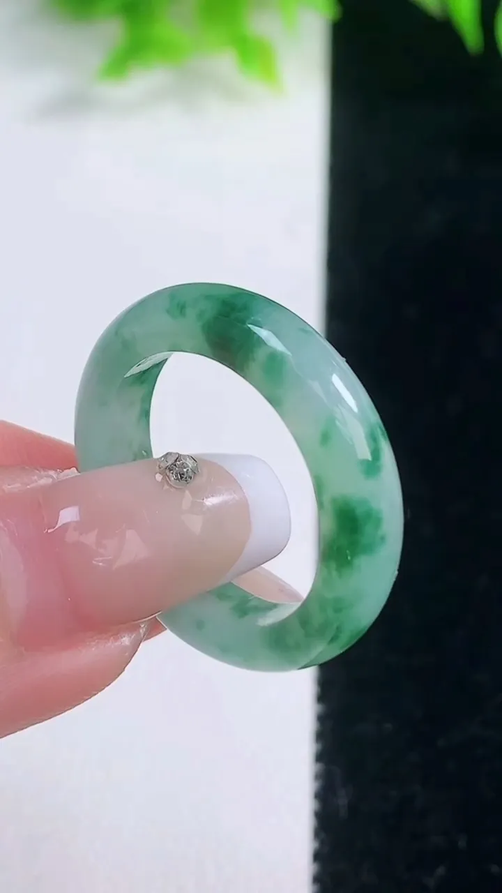 天然A货翡翠冰种飘花指环戒指，尺寸19.6-5.4-3.5，重量:4.75g2026年1月18日
工厂直销收藏佳品,种好水足，色泽均匀，有种有色，上手高大气！