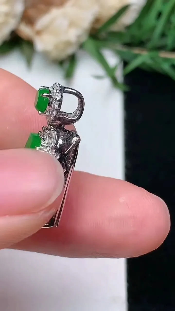 天然A货翡翠无事牌吊坠，尺寸21.7-11.4-7.5，裸石11.9-8，重量:2.64g
1月18日