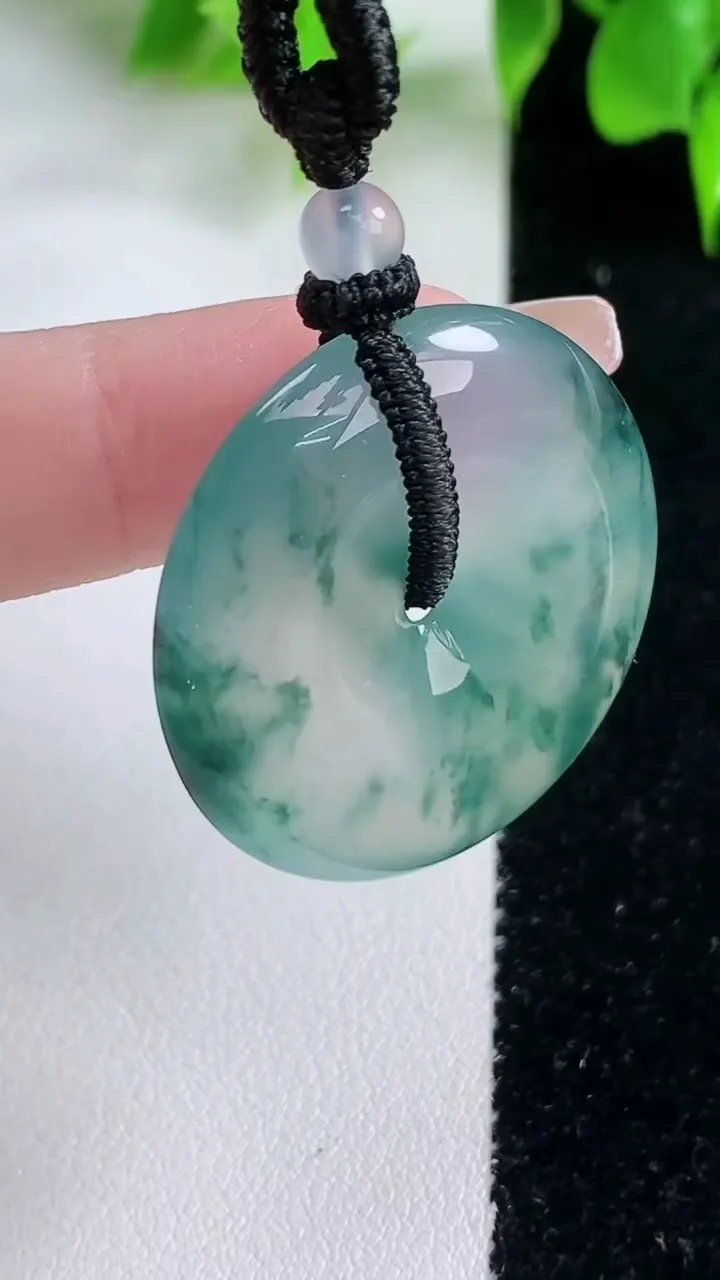 天然A货翡翠种飘花平安扣吊坠，尺寸31.5-5.9，重量:15.08g
1月18日