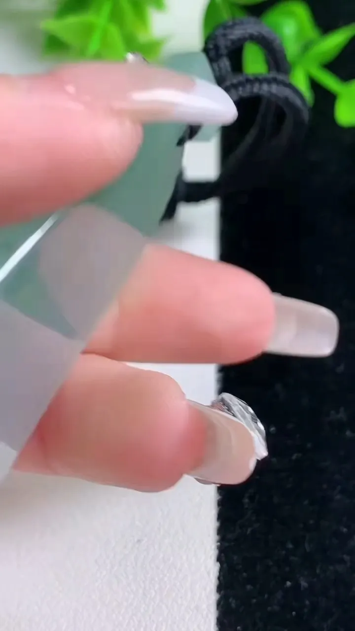 天然A货翡翠种飘花仿古无事牌吊坠，尺寸52.8-33.8-4，重量:24.57g
1月18日