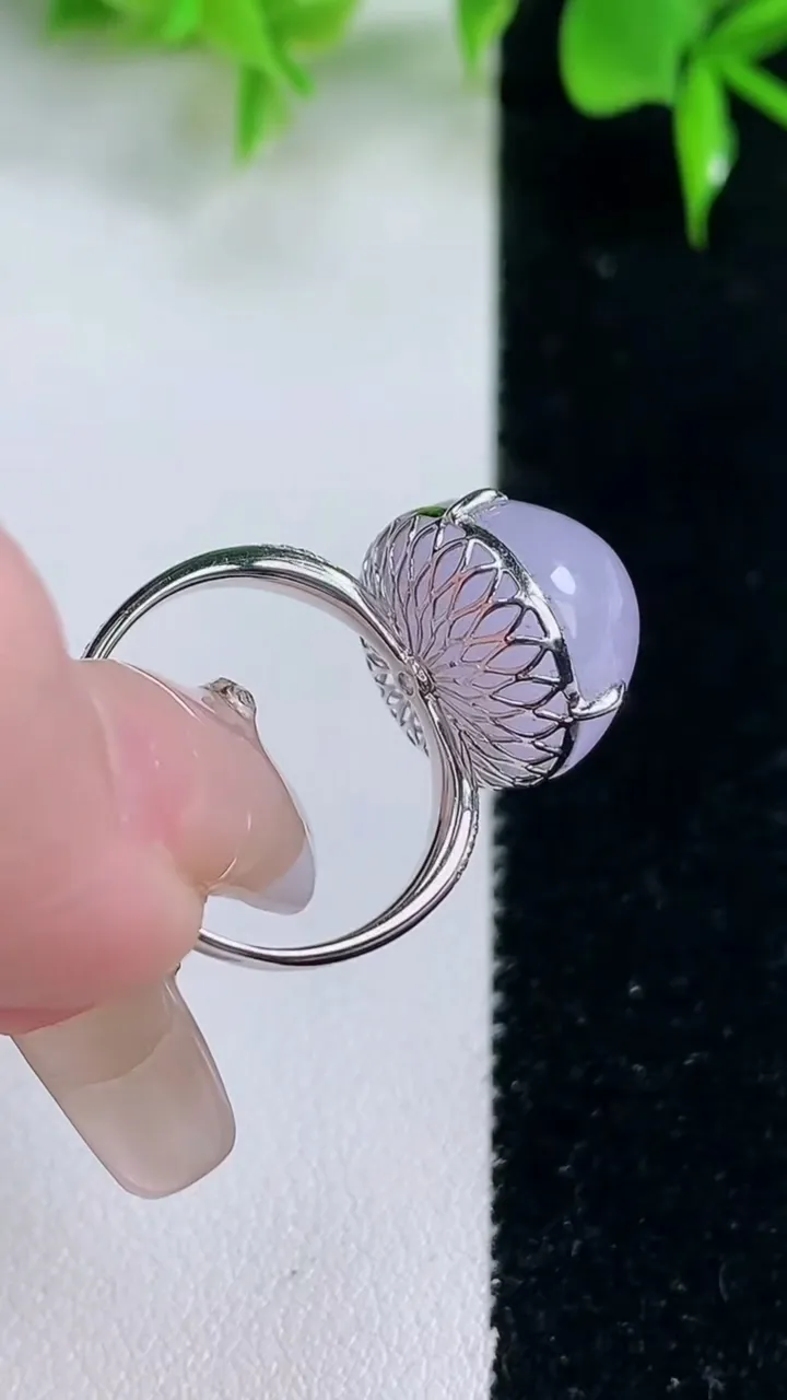 天然A货翡翠18K金紫罗兰蛋面戒指，尺寸17.6-15.3-14-12.6，重量:5.40g2026年1月18日
工厂直销收藏佳品,种好水足，色泽均匀，有种有色，上手高大气！