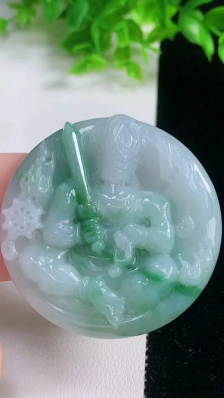 天然A货翡翠不动明王吊坠，尺寸 52.3-8.8，重:45.60g
1月18日