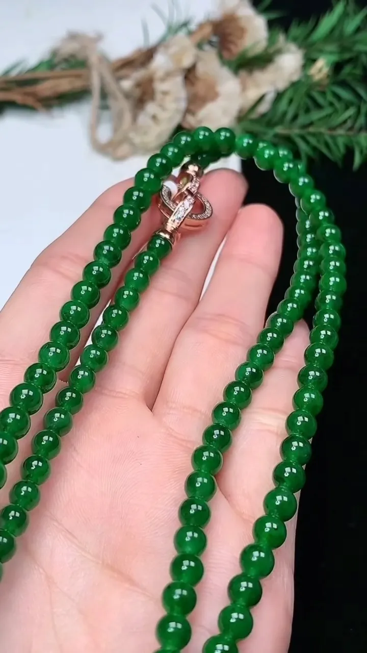 天然A货翡翠圆珠项链，尺寸5.7-128颗，重量:34.00g1月18日
工厂直销收藏佳品,种好水足，色泽均匀，有种有色，上手高大气！