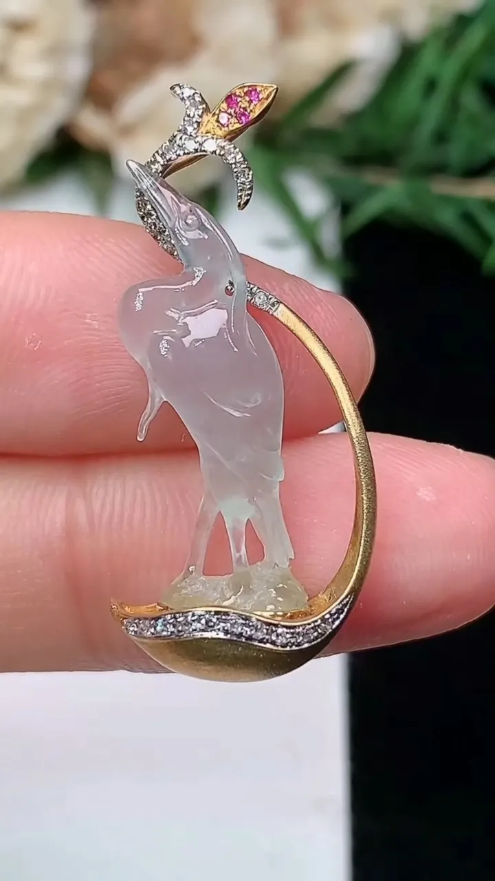 天然A货翡翠白冰延年益寿 仙鹤吊坠，尺寸23.6-6.8-3.6，重量:3.00g
1月18日