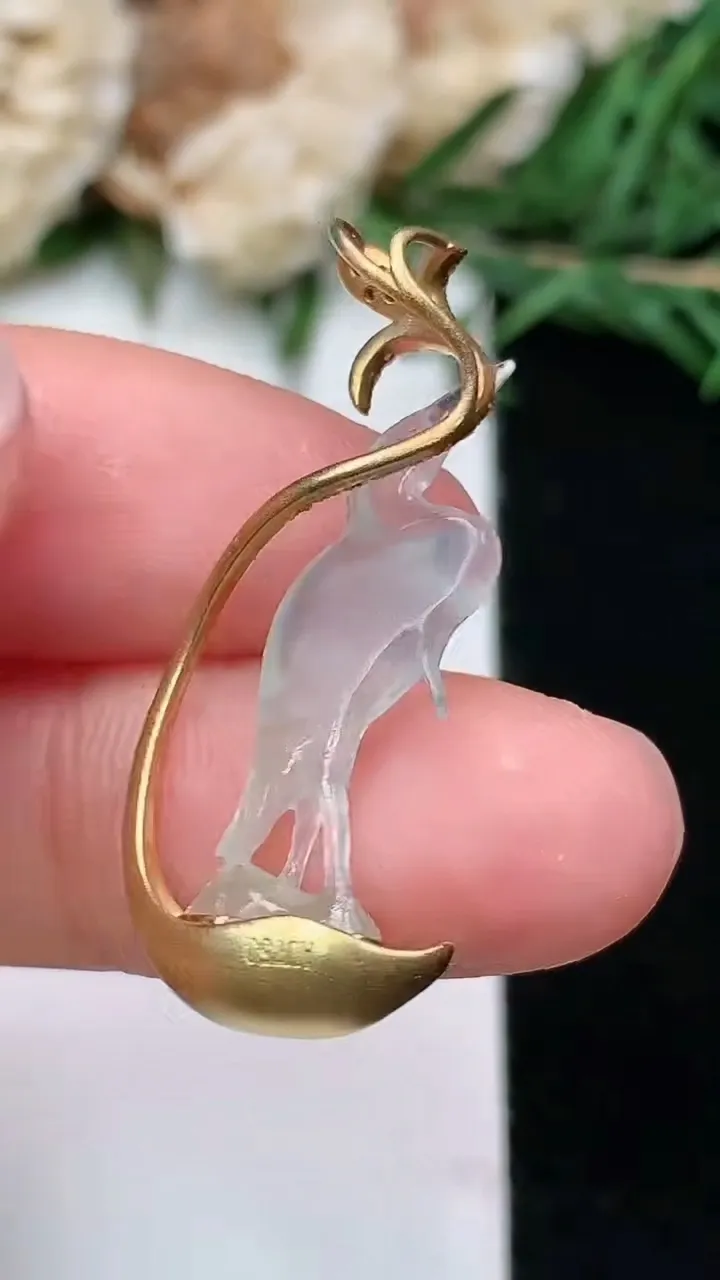 天然A货翡翠白冰延年益寿 仙鹤吊坠，尺寸23.6-6.8-3.6，重量:3.00g
1月18日