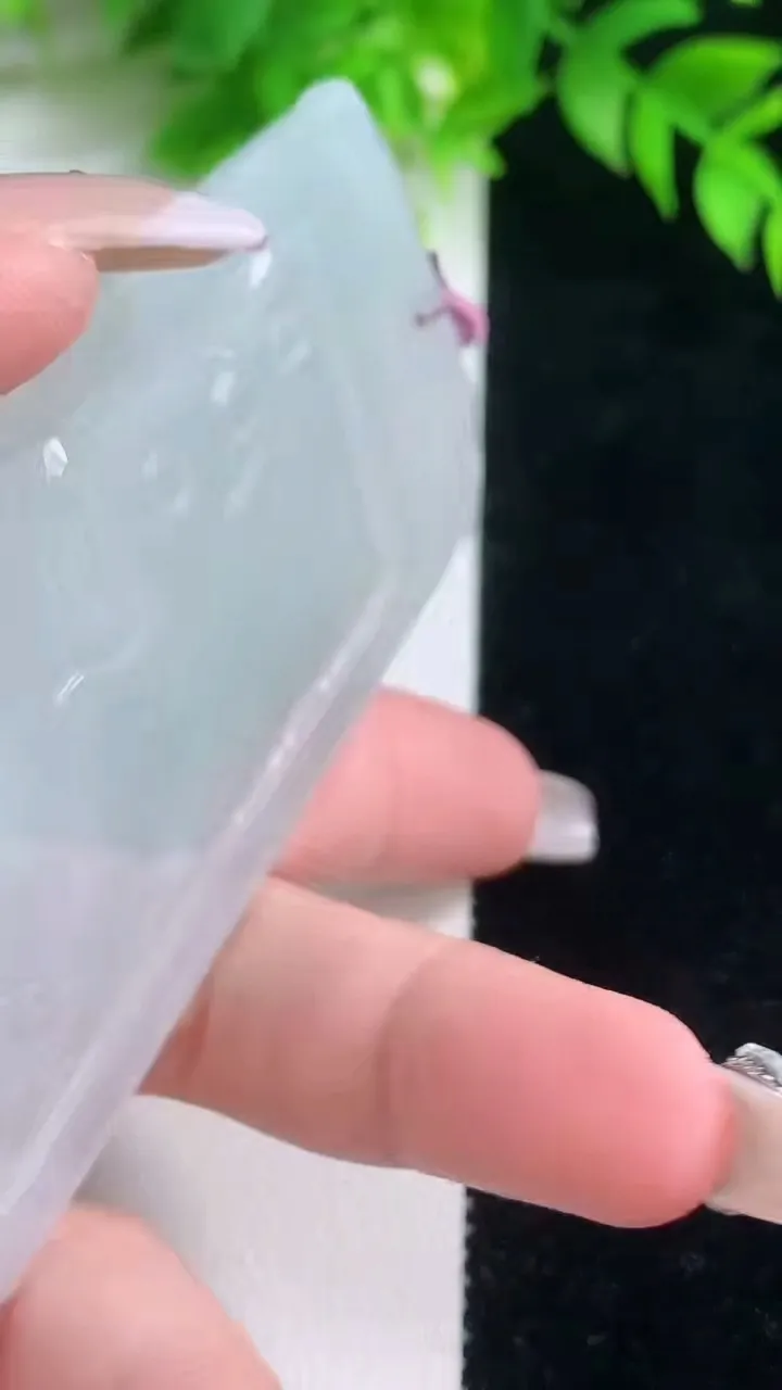 天然A货翡翠观音菩萨吊坠，尺寸79.4-50.8-6，重量:51.85g
1月18日