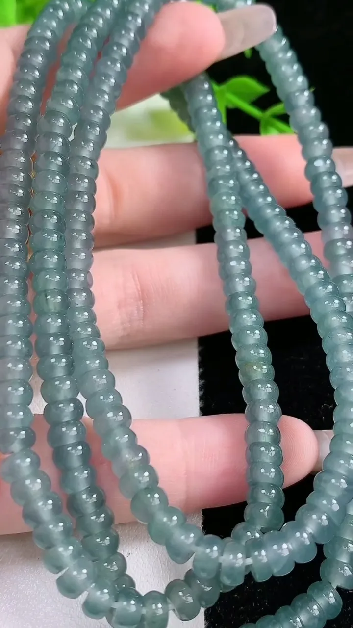 天然A货翡翠算盘珠项链，尺寸5.2-232颗，重:42.74g1月18日
工厂直销收藏佳品,种好水足，色泽均匀，有种有色，上手高大气！