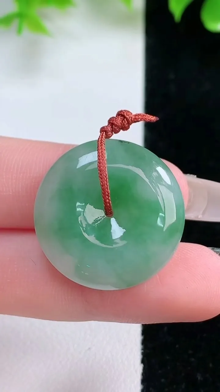 天然A货翡翠平安扣吊坠，尺寸24.3-6，重量:7.91g
1月18日